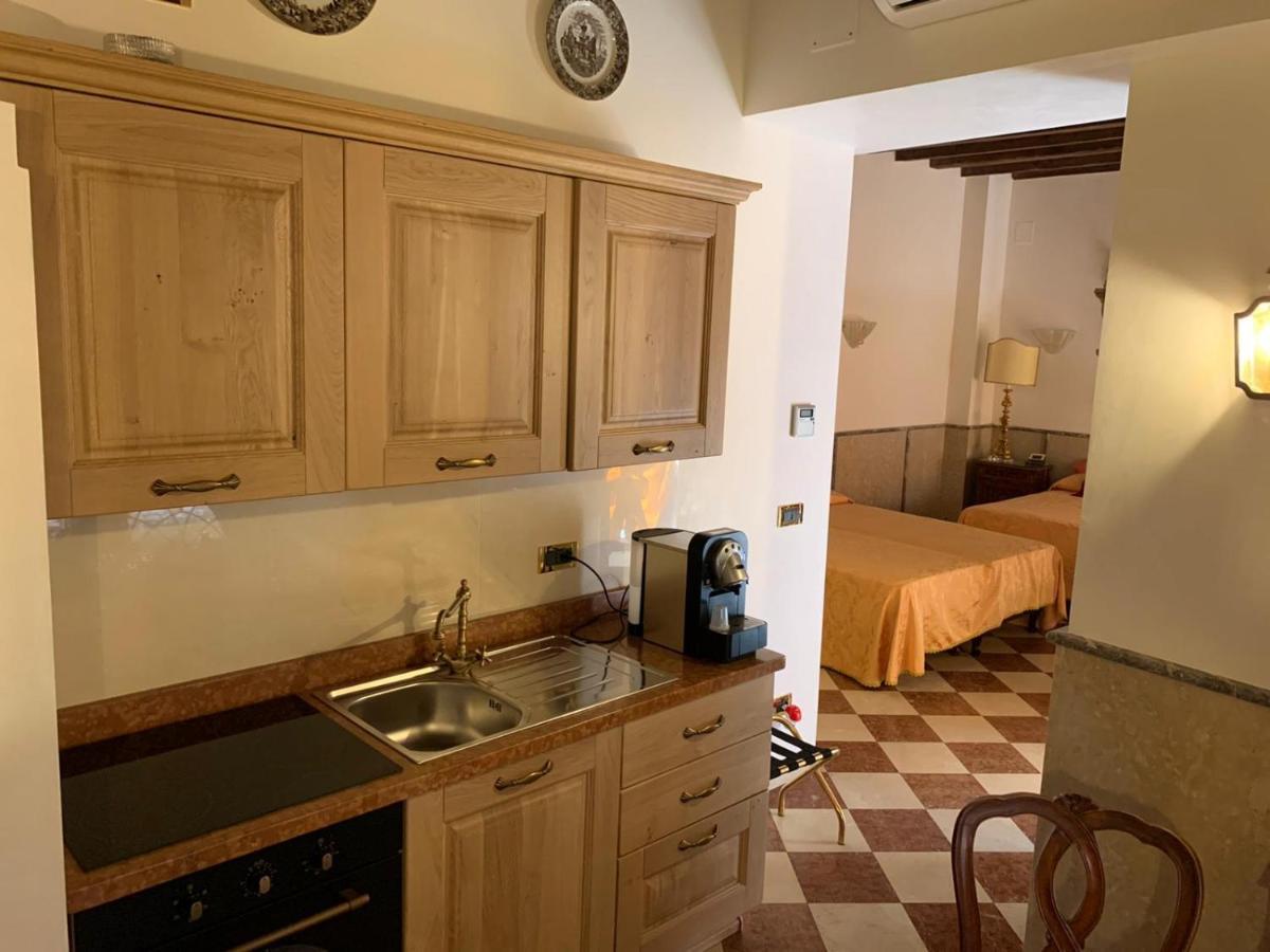 Appartement Luxury In San Marco With Canal View Venetië